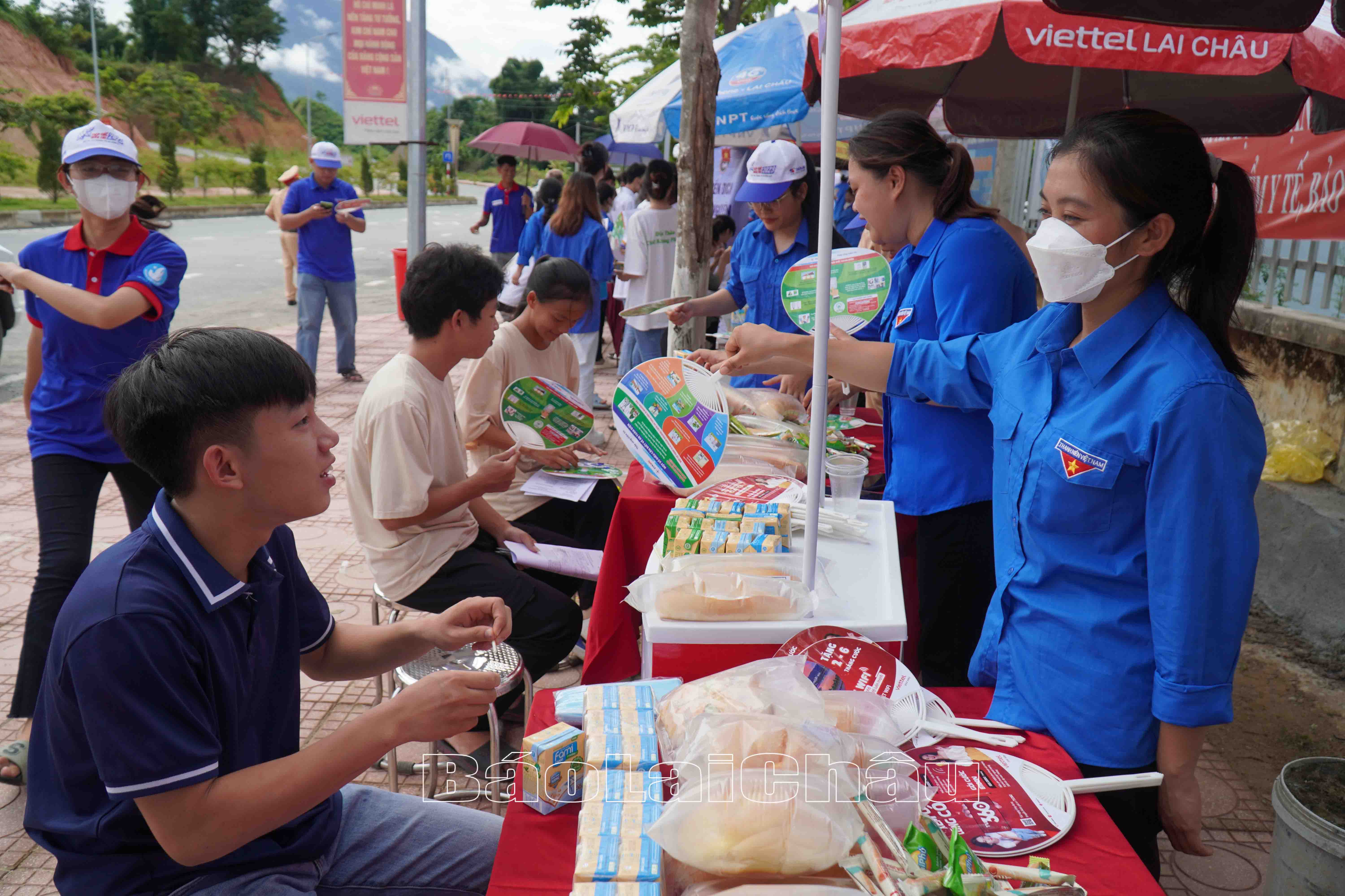 Các thanh niên tình nguyện động viên tinh thần và chăm sóc thí sinh tại điểm thi huyện Nậm Nhùn.
